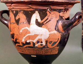 Ein rotfiguriger Glockenkrater, der einen Wagenlenker in einer Quadriga bei voller Geschwindigkeit darstellt, griechisch, spätes 5. Jahrhundert v. Chr.